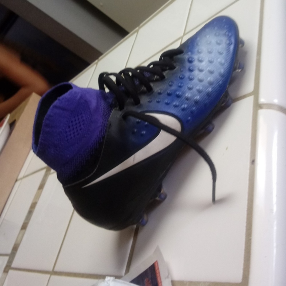 Soccer shoes